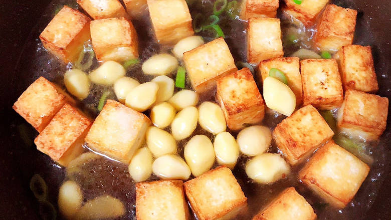 白果炖豆腐,加入白果、水,慢炖5分钟。