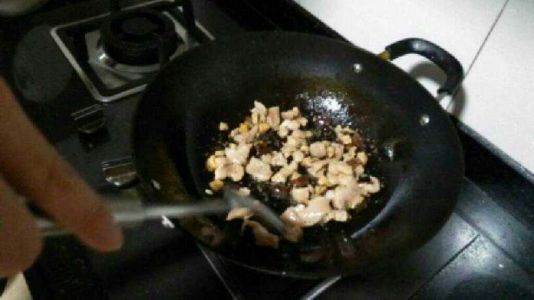 瘦肉豌豆焖饭,开火炒冬菇瘦肉