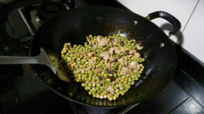瘦肉豌豆焖饭,待瘦肉变色后加入豌豆一起爆炒，