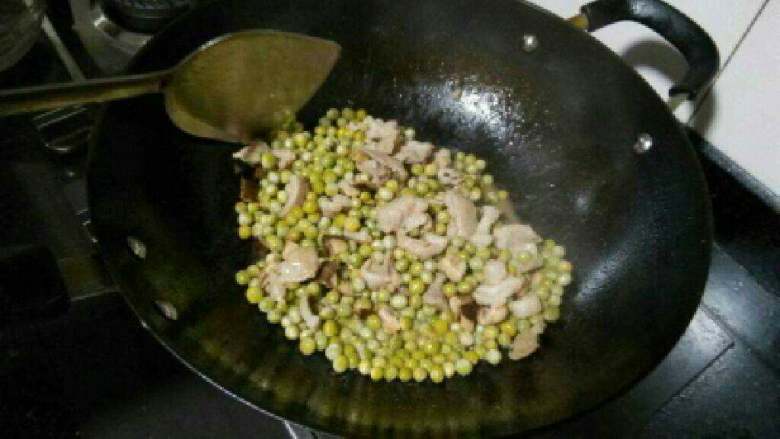瘦肉豌豆焖饭,加点水炒才不会干锅，变色后捞起备用