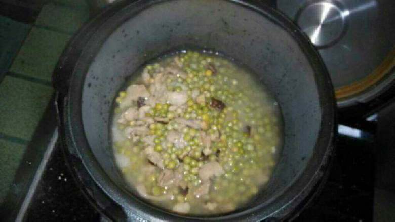 瘦肉豌豆焖饭,将炒好的豌豆和<a style='color:red;display:inline-block;' href='/shicai/ 492'>大米</a>一起放入高压锅进行焖煮，放点盐有味道。
