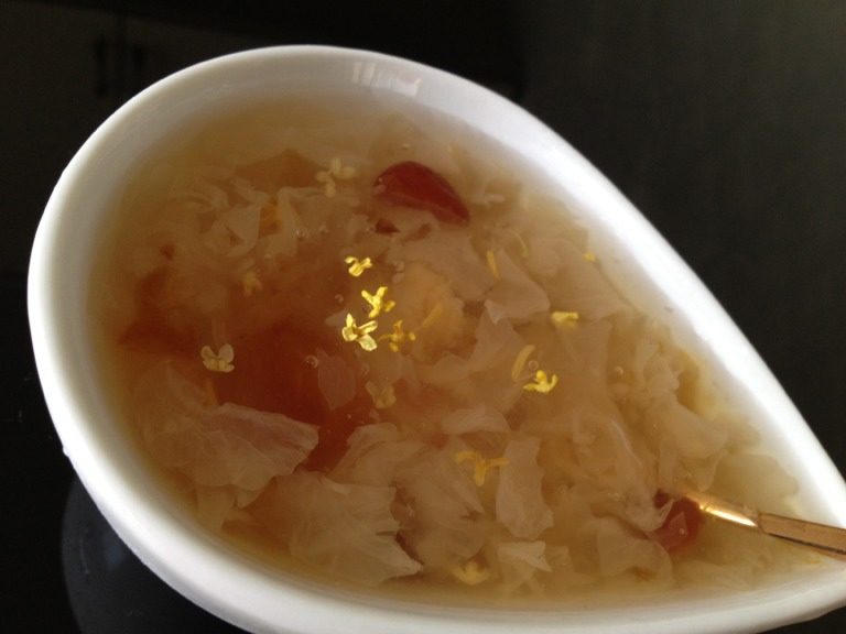 桃胶炖银耳