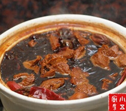 牛肉干,加入清水,大火煮开,下牛肉,老抽和冰糖