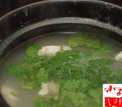 潮汕泡鱼粥,油锅中火炒香蒜蓉,倒入锅中,加入芫荽,开吃