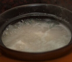 潮汕泡鱼粥,下米饭煮开,下鱼片,冬菜,再次煮开后,加入盐调味,熄火