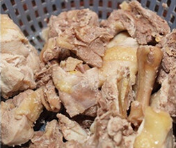 红菇鸡汤,取出鸡块,沥干水分待用