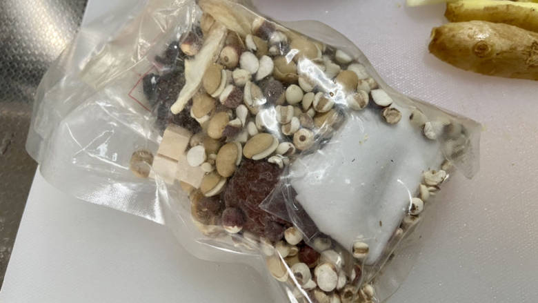 莲藕炖猪蹄➕花生莲藕炖猪蹄,还准备了一个汤料包,有红枣,白扁豆,薏仁,葛根,山药,枸杞,百合,芡实,茯苓,桑葚