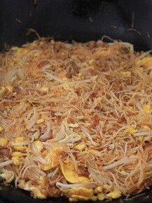 黄金炒米面,将食材稍稍压平,并沿锅底淋入少许油,转小火,加盖烘四五分钟