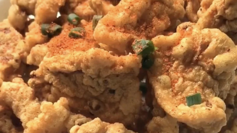 香酥五花肉,将烧烤料均匀撒在肉片上,如果不能吃辣,就怕一些椒盐就可以啦。