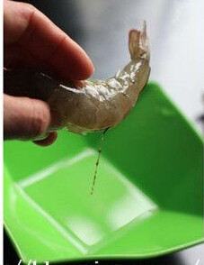 蒜香金沙虾,虾洗净,沿虾背剖一刀,取出泥线;