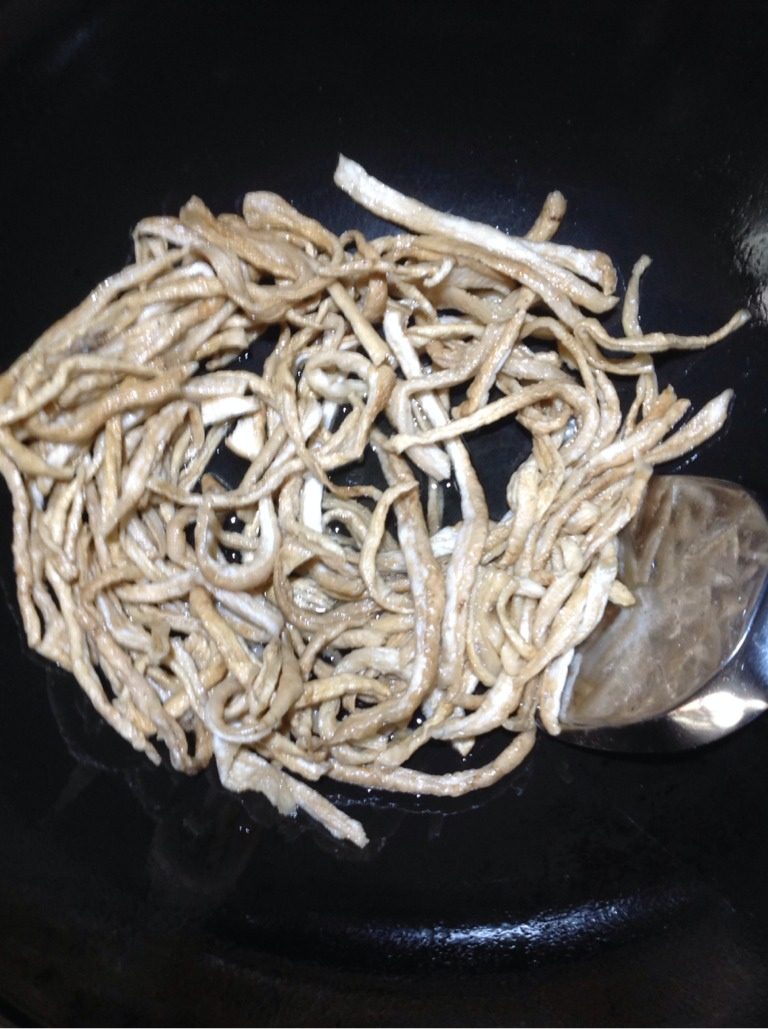 干萝卜条炒墨鱼丝,晒干的萝卜条是现成的,只需用冷水浸泡约20分钟,沥净水后倒入炒锅,大火焙去萝卜的水分,淋油入锅,继续大火翻炒,加入适量盐、醋,待萝卜出味后盛出