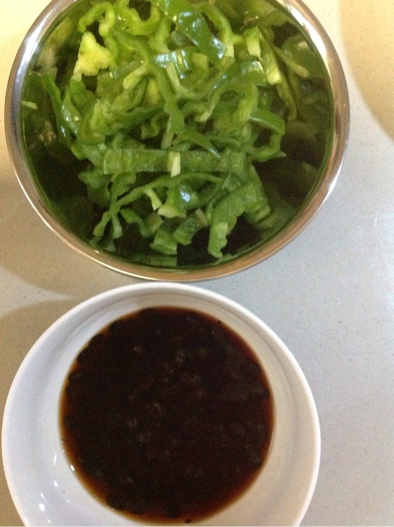 干萝卜条炒墨鱼丝,<a style='color:red;display:inline-block;' href='/shicai/ 61'>青椒</a>切丝,同时将豆豉用温水泡开,调成豉汁