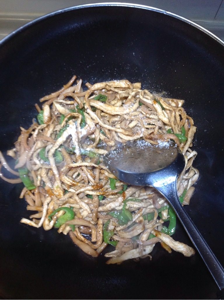 干萝卜条炒墨鱼丝,青椒丝入锅炒2分钟,倒入之前的萝卜条,与墨鱼丝大火烩炒,加蚝油、<a style='color:red;display:inline-block;' href='/shicai/ 3729'>白糖</a>