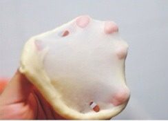 脆底小面包,如图揉至扩展阶段,用手拽少许面团,检查面团出膜情况。