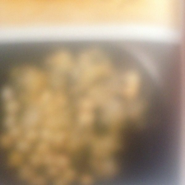 银耳桂花莲子汤,锅中倒入清水1500毫升,加冰糖烧开,待水烧开后放入银耳略烫一下捞出放碗里,把蒸熟的莲子也放碗里,最后把冰糖桂花汤倒入碗里即可。
