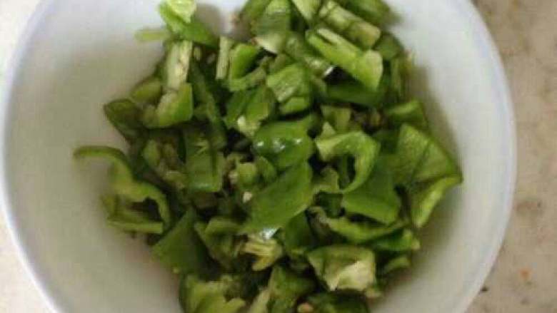 青觉虾仁炒蛋（补钙）,<a style='color:red;display:inline-block;' href='/shicai/ 61'>青椒</a>洗干净切块