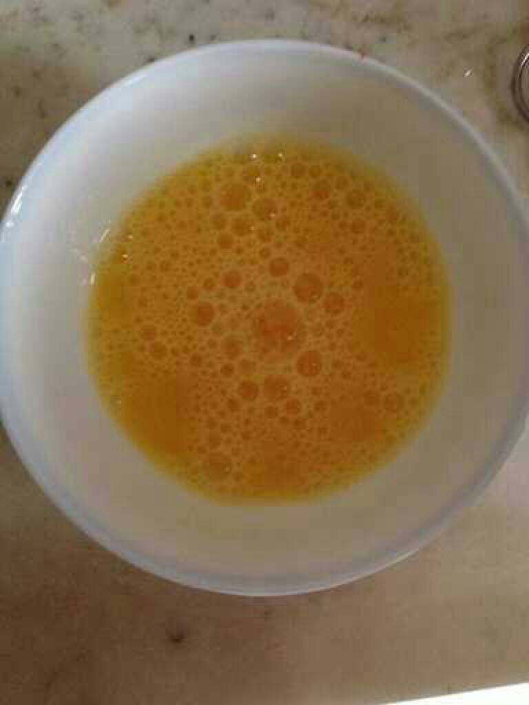 青觉虾仁炒蛋（补钙）,<a style='color:red;display:inline-block;' href='/shicai/ 9'>鸡蛋</a>打散加适量盐，料酒