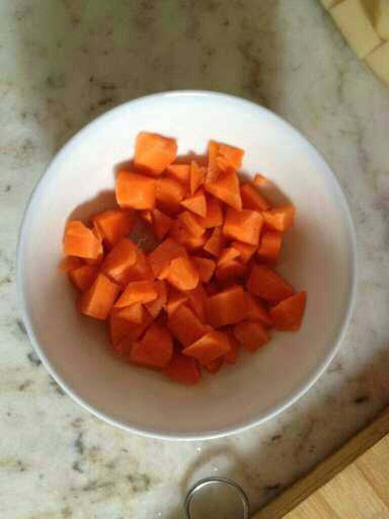青觉虾仁炒蛋（补钙）,胡萝卜洗干净削皮切丁