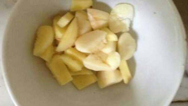 青觉虾仁炒蛋（补钙）,蒜，姜片切好备用