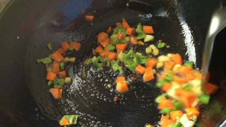 青觉虾仁炒蛋（补钙）,锅内再倒入少许油，姜蒜和青椒下锅爆香着下胡萝卜丁翻炒