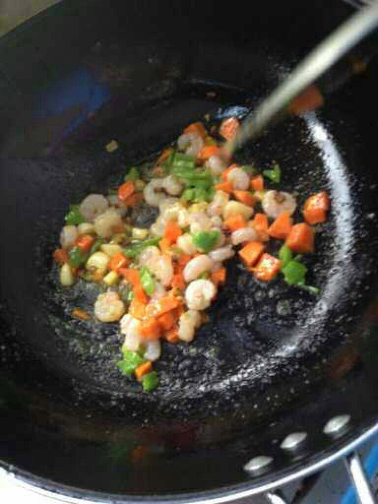 青觉虾仁炒蛋（补钙）,加入虾仁翻炒，加适量适量盐，<a style='color:red;display:inline-block;' href='/shicai/ 756'>鸡精</a>调味。虾仁变色后撒一些<a style='color:red;display:inline-block;' href='/shicai/ 134296'>白胡椒粉</a>一起翻炒一会就出锅了