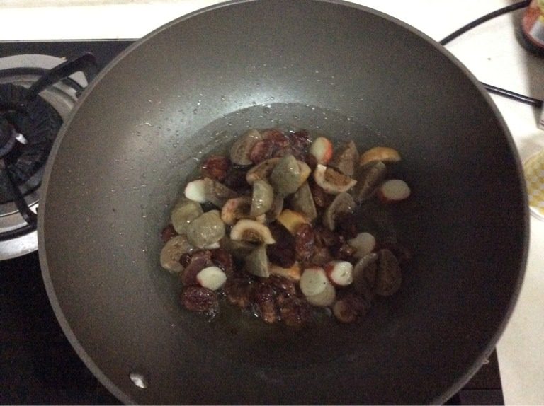 西兰花鱼丸腊肠,油烧开加入腊肠和鱼丸炒匀