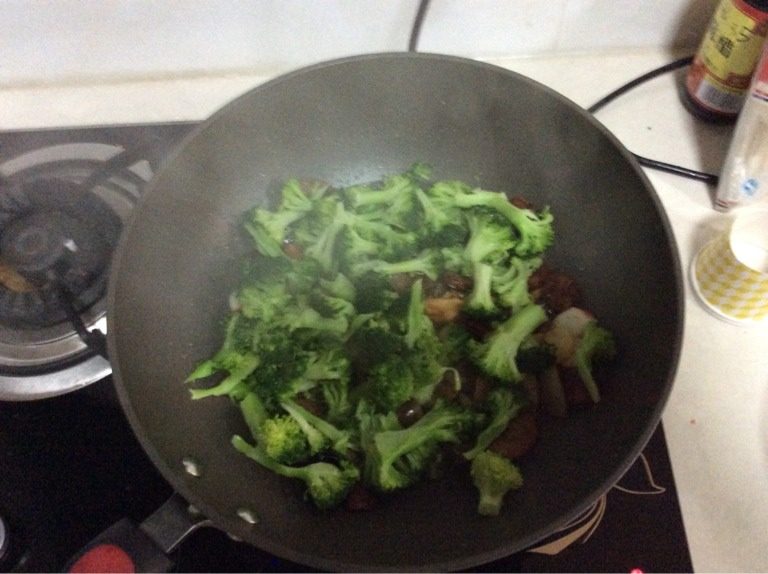 西兰花鱼丸腊肠,加入西兰花依口味加入盐和鸡精