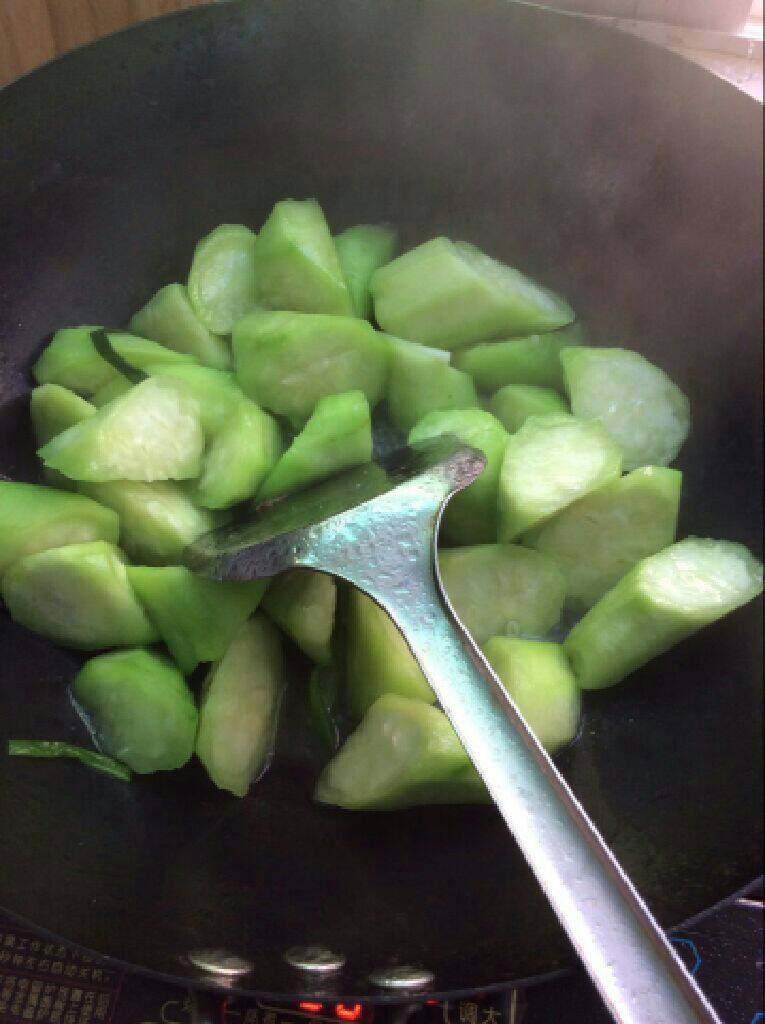 肉末丝瓜,锅里放油放葱爆香，倒入丝瓜翻炒，加入适量盐适量水，盖住闷片刻