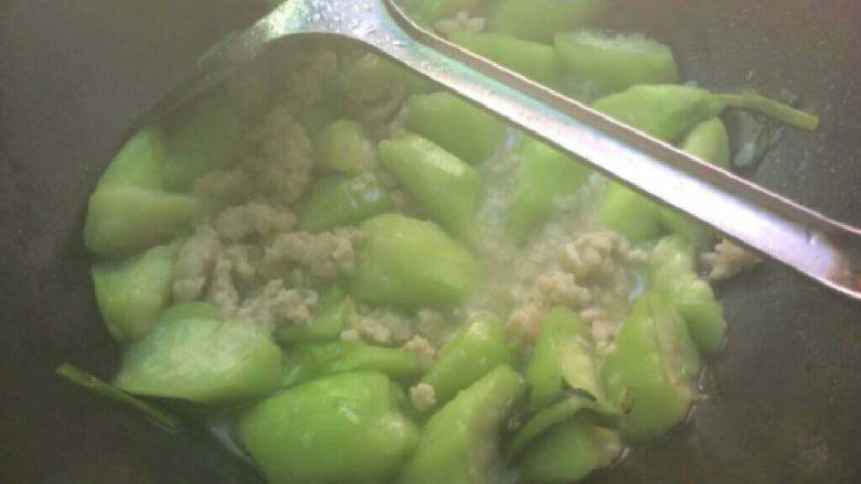 肉末丝瓜,丝瓜软时倒入肉末，再翻炒几下即可捞出