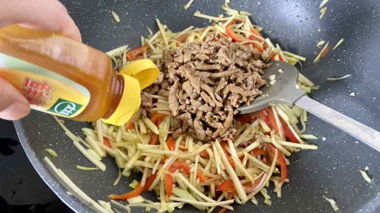 嫩南瓜炒肉丝,加入半茶匙太太乐鸡汁,继续中火翻炒十几秒