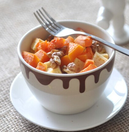 木瓜核桃面包布丁,把布丁液倒入吐司块中，放入木瓜块，<a style='color:red;display:inline-block;' href='/shicai/ 665'>核桃</a>仁。烤箱预热170度，烤30分钟左右