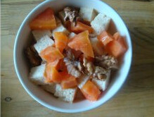 木瓜核桃面包布丁,鸡蛋加入白糖、牛奶、淡奶油，搅拌均匀，过筛，成为布丁液