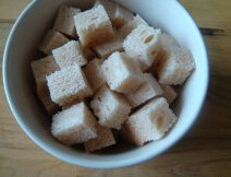 木瓜核桃面包布丁,吐司、木瓜切小块，备用