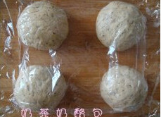奶茶奶酪包 ,盖保鲜膜发酵至2.5倍大,排气分割成4等份,滚圆。盖保鲜膜饧15分钟