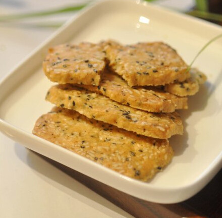 芝麻燕麦饼干,烤箱预热155度,中上层,上下火20分钟左右,熄火后余温再烘几分钟