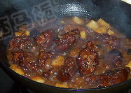 红焖猪蹄 ,芶入水淀粉加入<a style='color:red;display:inline-block;' href='/shicai/ 717'>味精</a>调味，淋入<a style='color:red;display:inline-block;' href='/shicai/ 847'>香油</a>即可