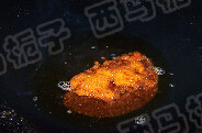 红焖猪蹄 ,锅中留底油放入<a style='color:red;display:inline-block;' href='/shicai/ 3729'>白糖</a>,炒成棕红色的糖色