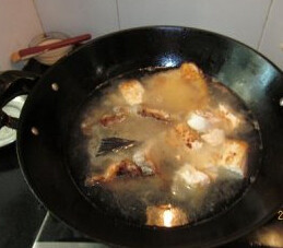 三文鱼头豆腐汤,油锅加入姜片爆香，再打入鸡蛋煎成两荷包蛋，加入水，三文鱼和豆腐，