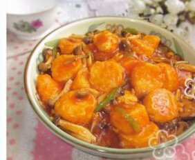 番茄红烩日本豆腐,最后放入事先煮好的好侍番茄红烩调料和<a style='color:red;display:inline-block;' href='/shicai/ 10588'>糖</a>,小心翻炒均匀即可。