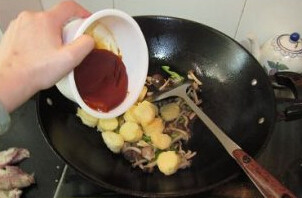 番茄红烩日本豆腐,油锅放入姜片和青椒丝爆香,再加入蟹味斯菇和日本豆腐