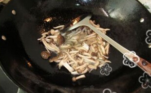 番茄红烩日本豆腐,蟹味菇放进锅内爆炒至菇出水变软,取出备用