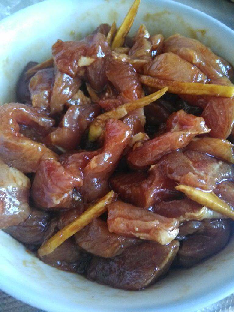 酸甜里脊肉,先把肉切成小拇指粗细的肉条，放入碗中，加<a style='color:red;display:inline-block;' href='/shicai/ 718'>料酒</a>，<a style='color:red;display:inline-block;' href='/shicai/ 720'>胡椒粉</a>，<a style='color:red;display:inline-block;' href='/shicai/ 37'>姜</a>，淀粉，<a style='color:red;display:inline-block;' href='/shicai/ 59093'>鸡蛋清</a>和少许<a style='color:red;display:inline-block;' href='/shicai/ 762'>老抽</a>拌匀腌制两小时左右