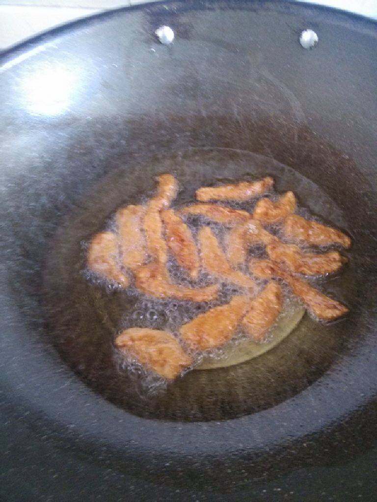 酸甜里脊肉,锅内放油,将腌制好的肉条沾少许干淀粉放入锅中炸制,直到表皮起泡变的酥酥的就可捞起