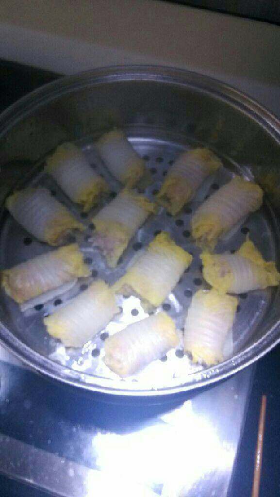 糯米猪肉白菜卷,剁好的肉跟糯米加调料搅拌均匀，菜叶铺开把肉放中间再卷起来放锅里蒸