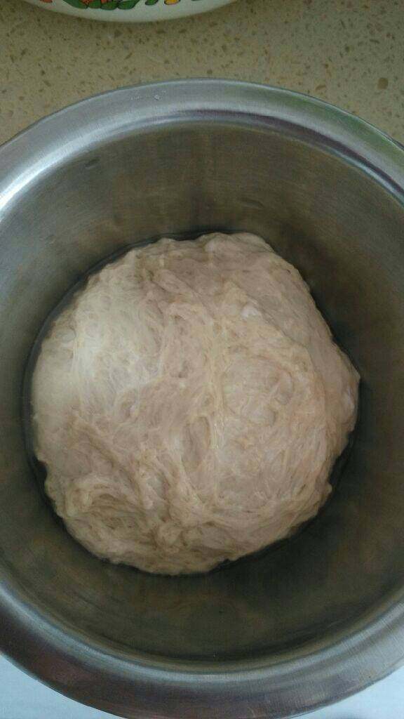 凉伴烤麸,这是洗出来的面筋,入蒸笼上铺开厚度为3一4厘米蒸30分钟即可