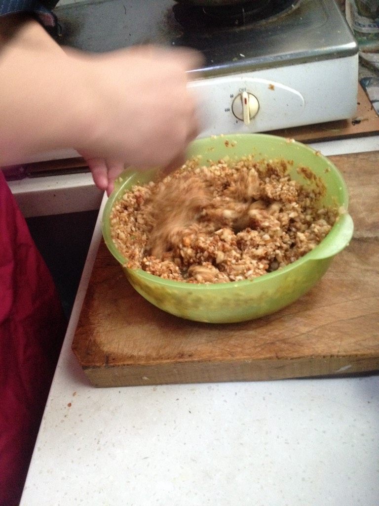 鲜肉萝卜水饺,取干净的成器、放入肉糜、萝卜碎、花生米掺匀拌入调味料即成美味饺子馅。