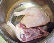 果香脆皮鸭,鸭腿洗净,略微控干水分,【烫鸭子材料】水烧成滚烫的开水