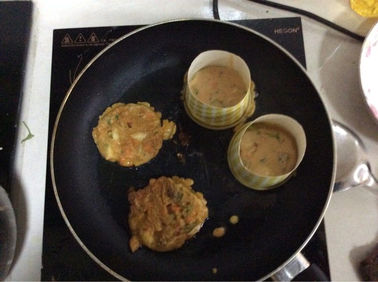 韩国泡菜饼,将平底锅中倒油，烧至八分熟倒入锅中，以防散开我用的是纸杯，煎至两面金黄色即可