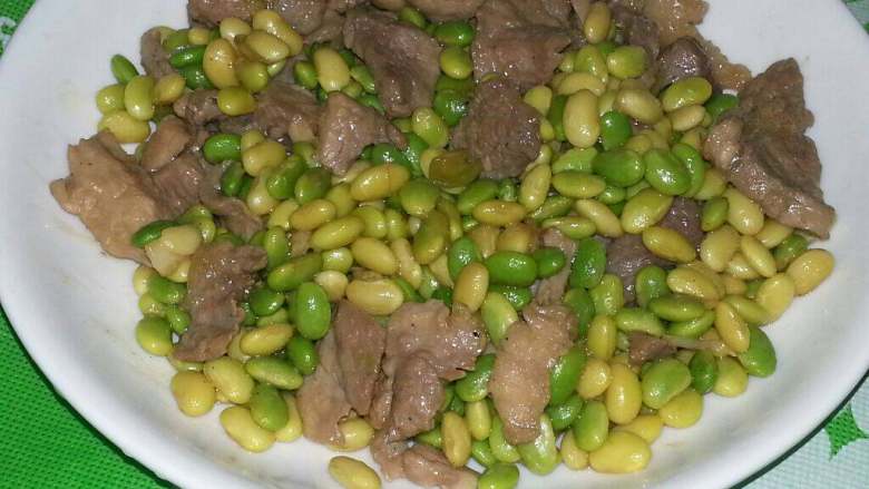 肉片烧毛豆,锅子大火烧红加油、放下蒜末炒香、再加入毛豆下锅翻炒至变色、再加入肉片下锅炒下、加入半碗水、加盖转中火煮至汁水收干即可盛出。