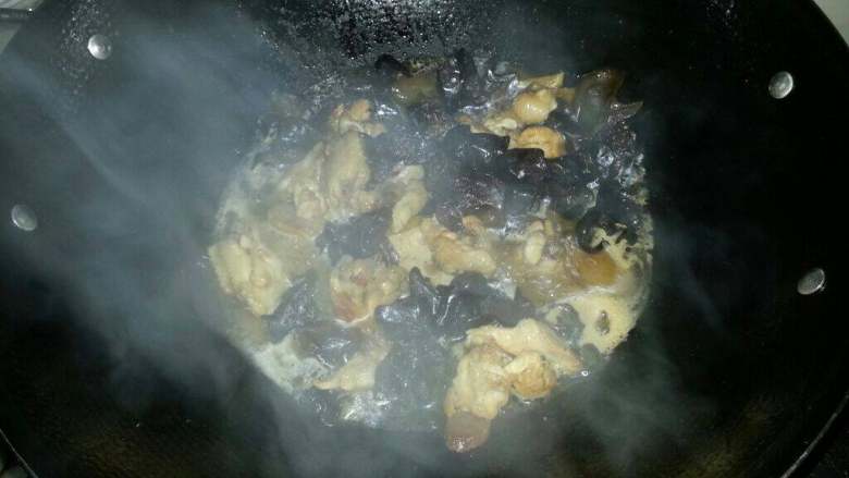 木耳烧鸡肉,锅子大火烧红放下姜蒜爆香、再放下鸡肉炒至变色、再倒下木耳翻炒下、加半碗水加盖煮5分钟左右即可关火盛出